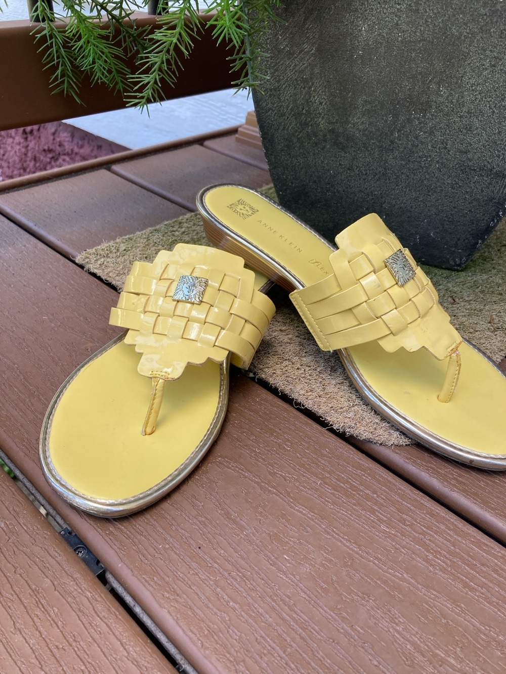 Anne Klein Flex Size 9.5 Irisa yellow summer slip on thong sandals
